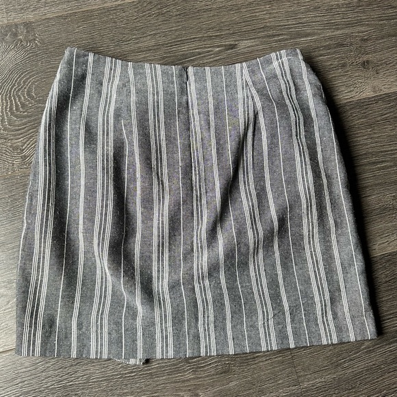 Skirt with knot detail - Picture 3 of 5